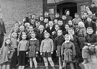 "Dzieci muszą mieć szkołę" (Ze szkolnej kroniki)
