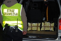 „Lewe” papierosy w bagażniku passata