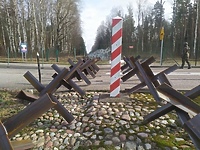 Metalowe i betonowe przeszkody na granicy z obwodem kaliningradzkim
