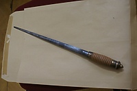 Groził ratownikom sztyletem