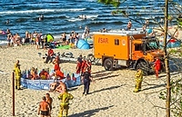 Mężczyzna zmarł na plaży w Stegnie. Służby miały utrudniony dojazd przez parawany