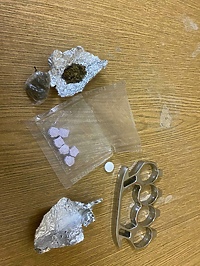 Miał przy sobie narkotyki i kastet