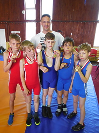 Młodzi zapaśnicy z medalami