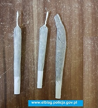 Na widok radiowozu zaczęli wyrzucać zawiniątka z marihuaną