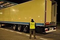 Naczepa warta 100 tys. zł zatrzymana na granicy