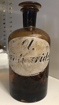 Naczynie z kantarydą  (Historia jednego przedmiotu cz. 168)