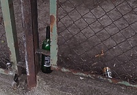 Piją na schodach, śmiecą przy przedszkolu (napisali do nas)