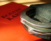 Narkotyki w mieszkaniu i dwójka poszukiwanych