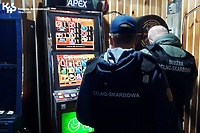 Nie dość, że (jednoręki) bandyta, to jeszcze nielegalny