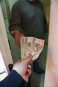 Oszuści wykorzystują naiwność i dobre serce