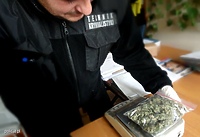 Nocą przemykał ulicami. Policjanci znaleźli przy nim amfetaminę