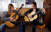Trzy młode damy z gitarami