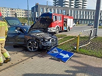 Osobówka wylądowała na torach
