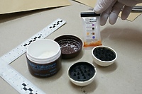 Susz w piłeczce, amfetamina w pudełku