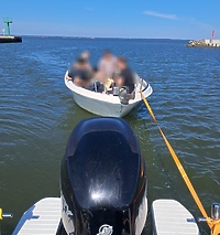 Policja ratuje dryfujących łodzią na Zalewie Wiślanym
