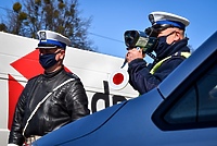 Policjanci kontrolują prędkość