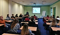 Policjanci rozmawiają o bezpieczeństwie na drodze