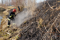 Policjanci ostrzegają - wypalanie traw jest karalne!