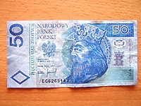 Fałszywe „pięćdziesiątki” ukryte w termosie