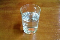 Poprosił o szklankę wody i ukradł emeryturę