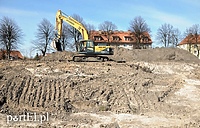 Równają teren pod budowę basenu