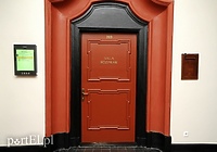 Za zamkniętymi drzwiami, bo to delikatna sprawa