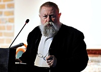 Profesor Bralczyk: ogranicza nas duma narodowa