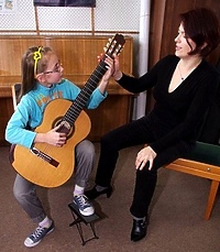 Przebierać palcami na gitarze nie jest wcale łatwo...