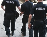 Przed policjantami schował się w wersalce