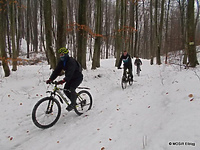 Przejechali rowerami po zaśnieżonej Bażantarni