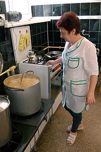 Gorący obiad i kubek mleka