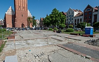 Remontują plac przy katedrze