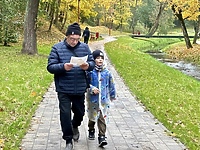 Rodzinna gra w Parku Dolinka