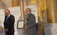 Elsin z nagrodą wychodzi na prostą