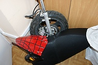 Schował się pod samochód