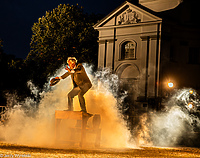 Spektakl inspirowany prozą Brunona Schulza na bibliotecznym dziedzińcu