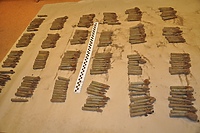 Spirytus w rozlanych butelkach, amunicja w plecaku