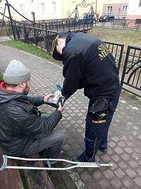 Strażnicy miejscy z pomocą bezdomnym