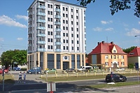 Ośmiopiętrowy apartamentowiec powstaje przy targowisku