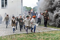 A przy barykadzie toczyło się życie...