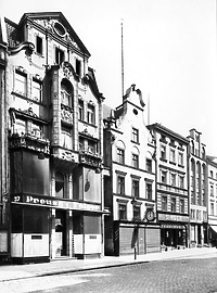 A  mury pną się do góry