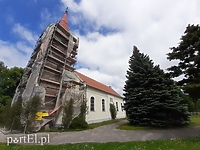 Remont kościoła w Łęczu. Z zabytku sypał się tynk