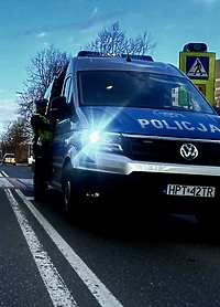 Uderzył w słup przy rondzie