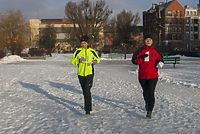 W śniegu przemierzali elbląską starówkę