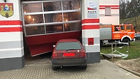 Wjechał w... remizę strażacką