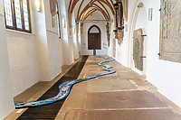 Wodny spacer w krużganku