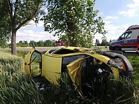 Wypadła z drogi, dachując