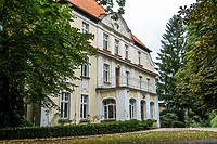 Zabytkowy dwór na sprzedaż