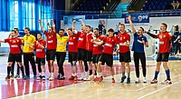 Zacięta walka i podział punktów z liderem