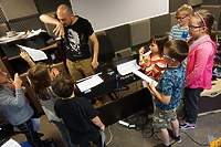 Młodzi, Krzywda i kolędy